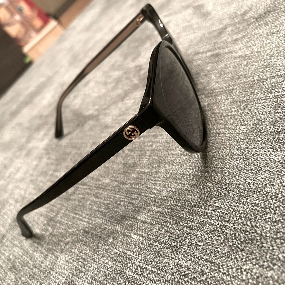 Black Gucci cat eye round sunglasses
